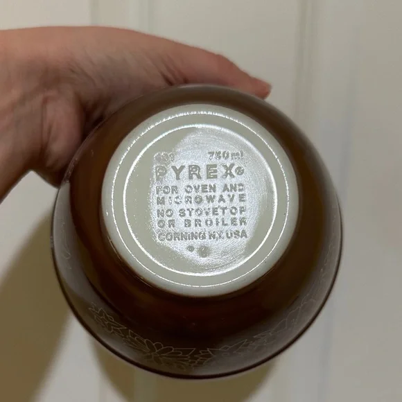 Pyrex 401 Woodland Brown Mixing Bowl with Floral Design - Picture 2 of 6